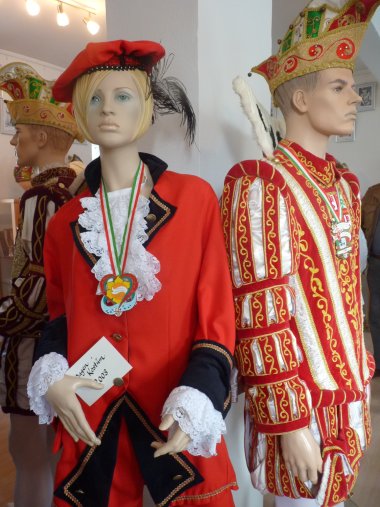 Zwei Schaufensterpuppen im Karnevalskleidung, einer als Prinz