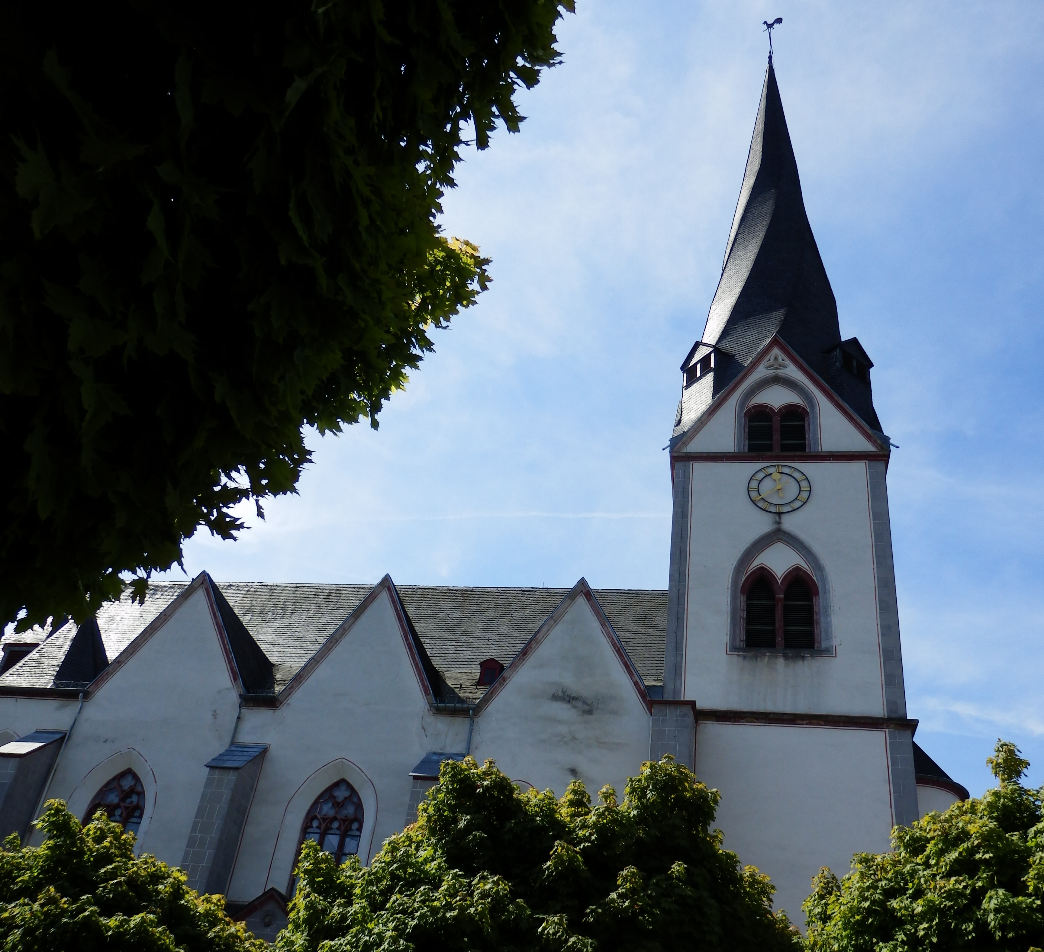 Die St. Clemenskirche mit gedrehten Turm in der Marktstraße