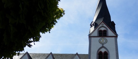 Die St. Clemenskirche mit gedrehten Turm in der Marktstraße