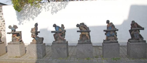 Basaltfiguren die sieben Schwaben in der Stehbach