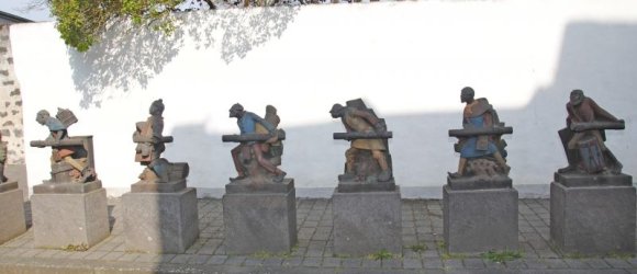 Die sieben Schwaben Basaltfiguren die sieben Schwaben in der Stehbach