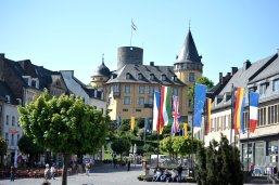 Marktplatz mit Blick auf die Genovevaburg