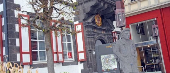 Mayener Jung Figur vor dem Alten Rathaus