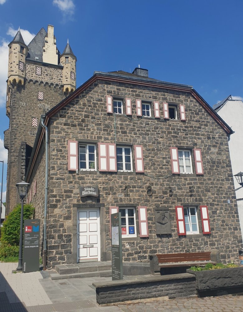 Tourist-Information Mayen Frontansicht des Theodore-Dreiser-Hauses am Obertor