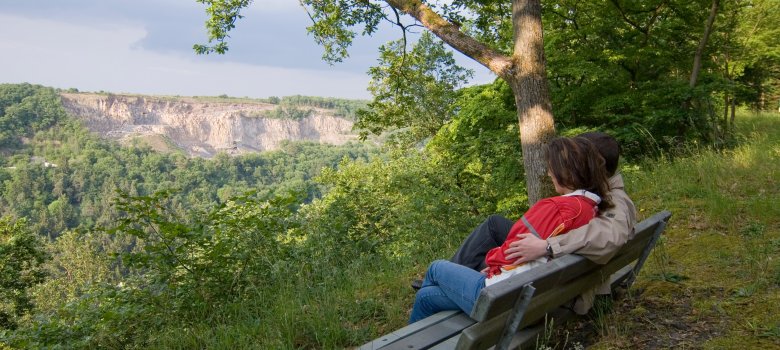 Pärchen sitzt auf der Bank und genießt den Ausblick auf die Ahl