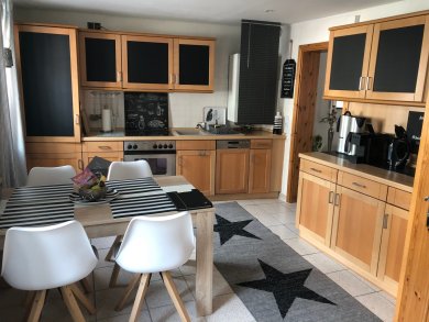 Küche und Essbereich einer Ferienwohnung