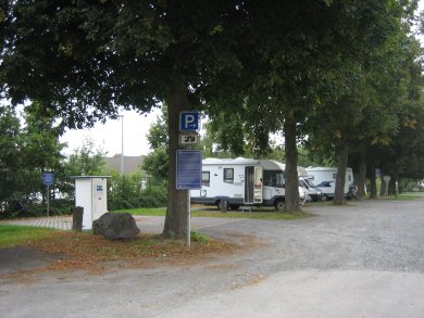 Mehrere Wohnmobile auf dem Wohnmobilstellplatz neben dem Viehmarkt in der Polcher Straße