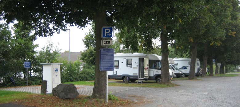 Mehrere Wohnmobile auf dem Wohnmobilstellplatz neben dem Viehmarkt in der Polcher Straße