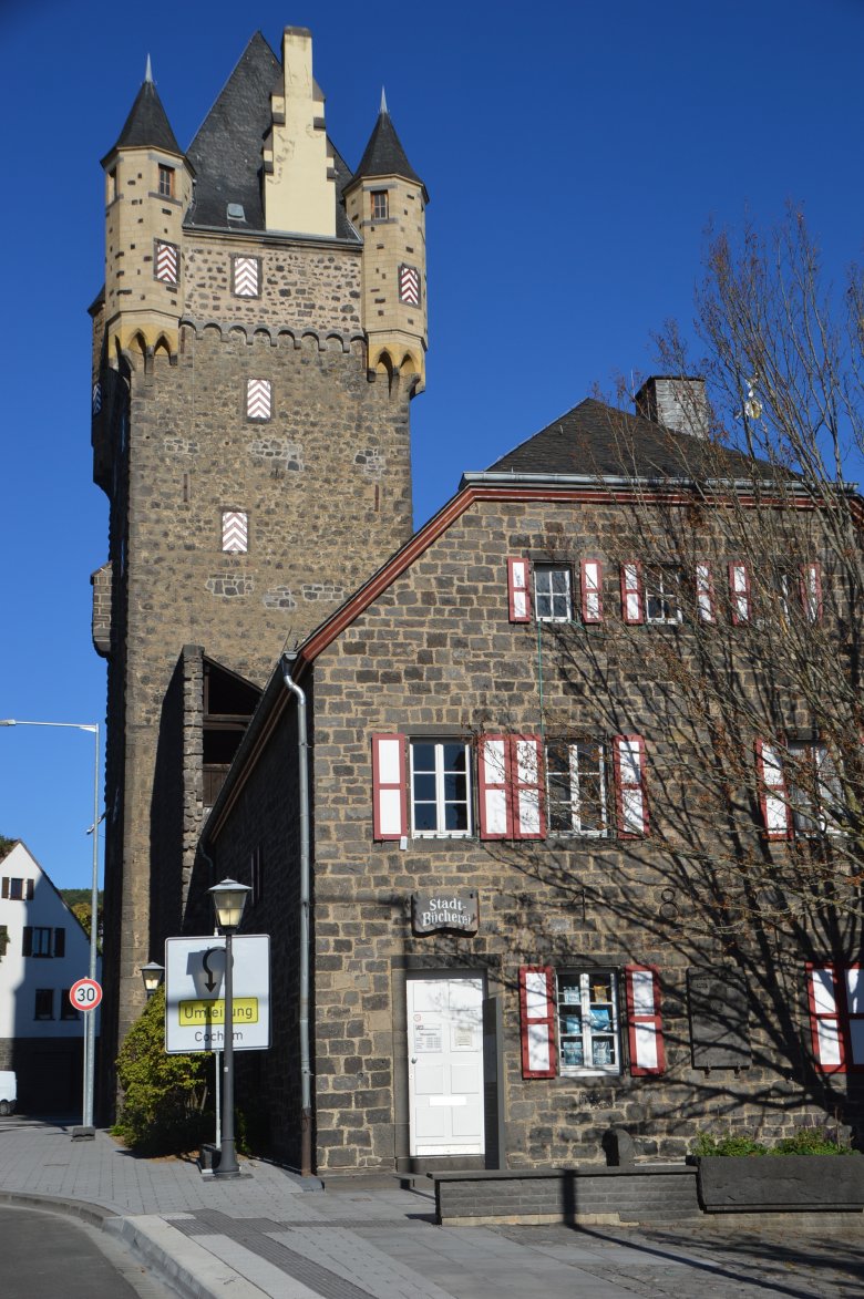 Theodore-Dreiser-Haus Eingang zur Stadtbücherei und der Tourist-Information im Theodore-Dreiser-Haus neben dem Obertor am Boemundring