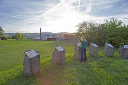 Landschaftsaufnahme vom Grubenfeld mit Blick auf das Museum 