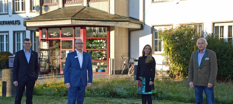 Die Mayener Stadtspitze - bestehend aus dem Oberbürgermeister und den Beigeordneten - steht vor dem Rathaus auf dem Rasen.