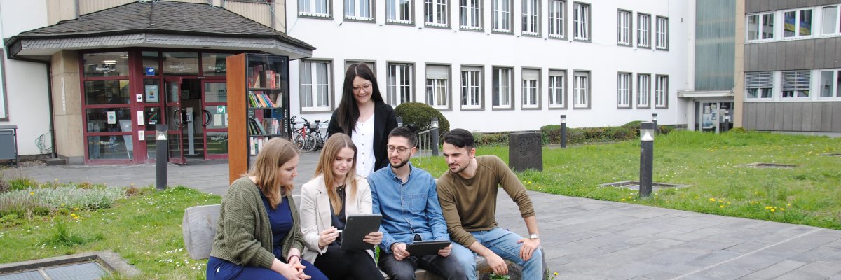 Fünf Personen auf einer Bank vor der Stadtverwaltung Mayen