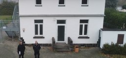 Gebäude mit Solardachanlage Gebäude mit Solaranlage auf dem Dach