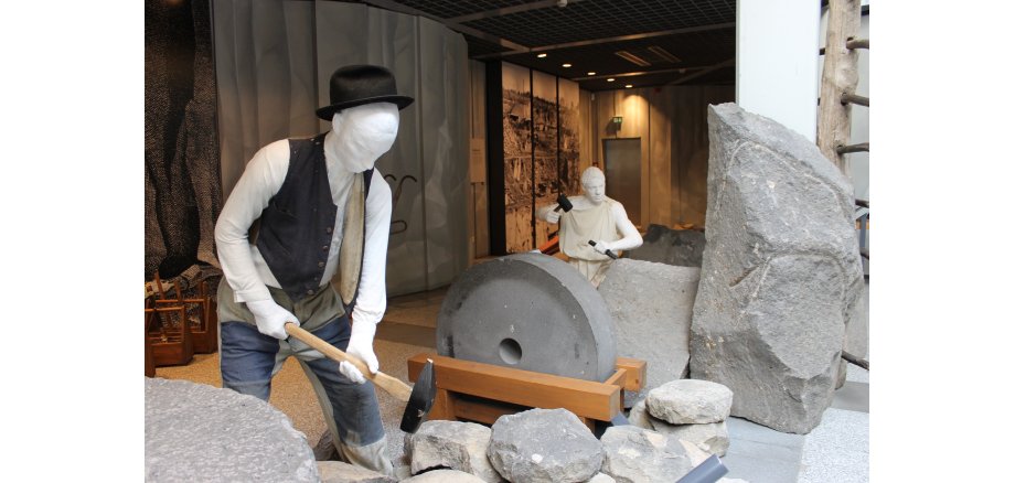 Blick in die Museumsausstellung zu den Steinmetzen wie diese gerade Stein abbauen