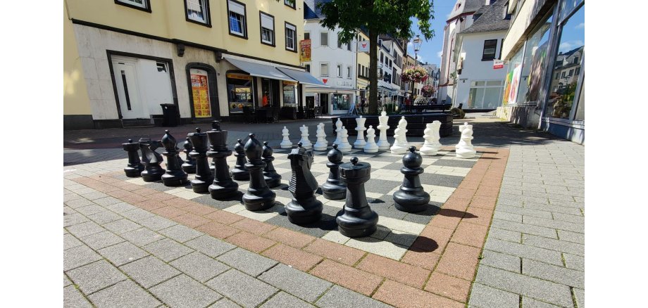 Schachbrett weiß/schwarz mit Figuren auf der Marktstraße gegenüber vom Kebap Haus 