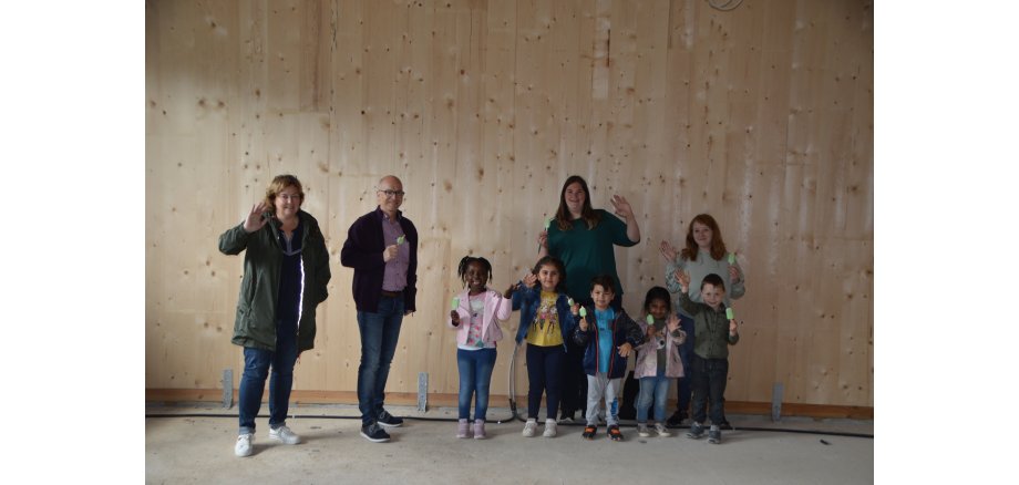 Oberbürgermeister Dirk Meid und Bereichsleiterin Sandra Dietrich-Fuchs besuchte gemeinsam mit den Erzieherinnen und den Maxi Kindern die noch im Bau befindliche Kindertagesstätte „In der Weiersbach“