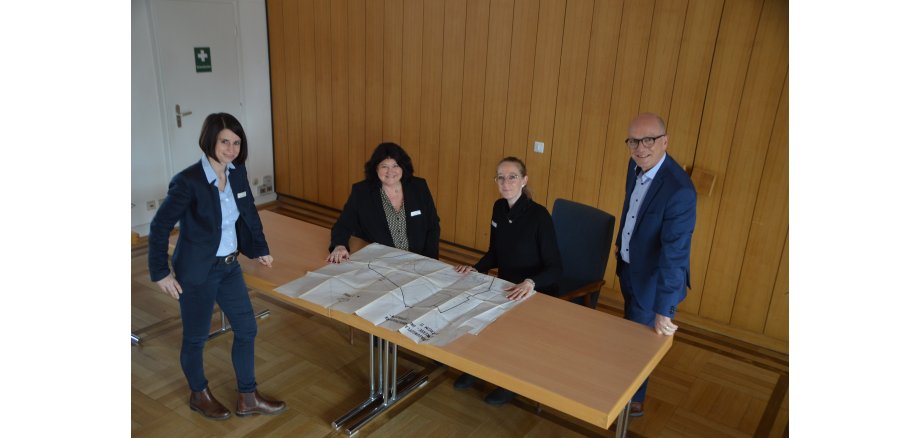 Christina Wolff, Dagmar Luxem, Sarah Stern und Oberbürgermeister Dirk Meid am Tisch mit einem Plan