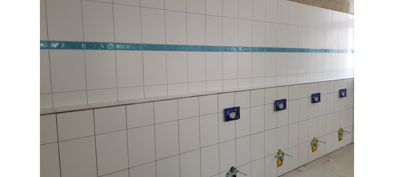 Eine Wand im Raum der neuen Toilettenanlage.