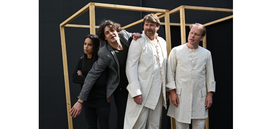 Milena Weber, Joel Zupan, Thorsten Hamer, Wolfgang Mirlach in Kostümen vor einem Holzgerüst