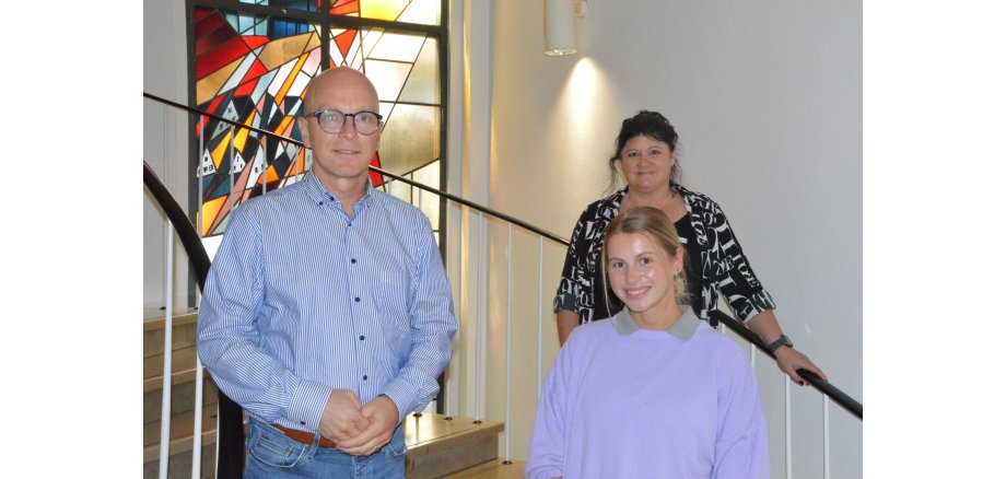 von links nach rechts: Oberbürgermeister Dirk Meid, Chiara Götte und Dagmar Luxem vom Personalrat auf der Treppe des Rathauses