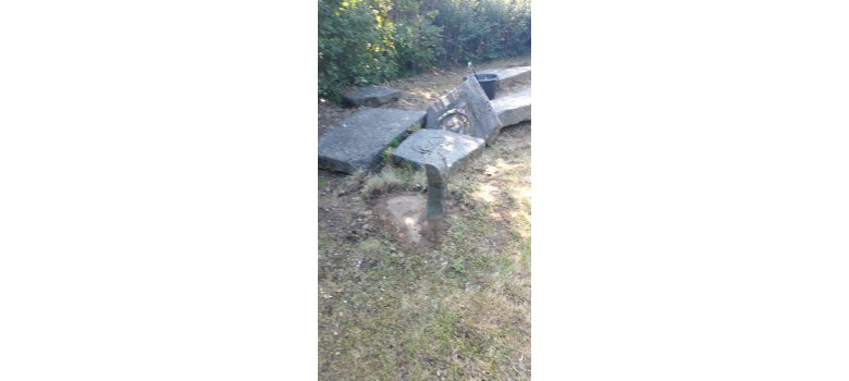 Eine beschädigte Basaltskulptur wurde in den Burggärten am Mittwochmorgen festgestellt.