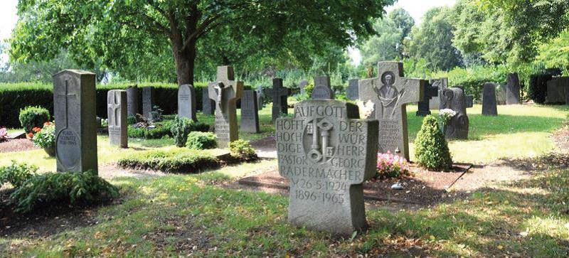 Grabmahl in Grau auf dem Hauptfriedhof - grüner Rasen