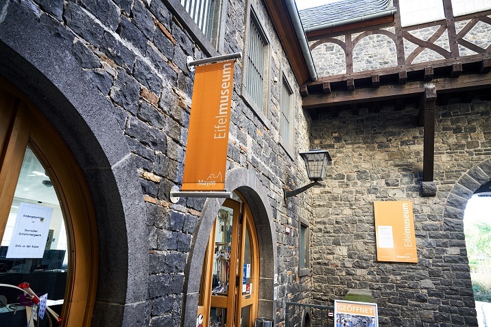 Foto Behrendt Eingang vom Eifelmuseum
