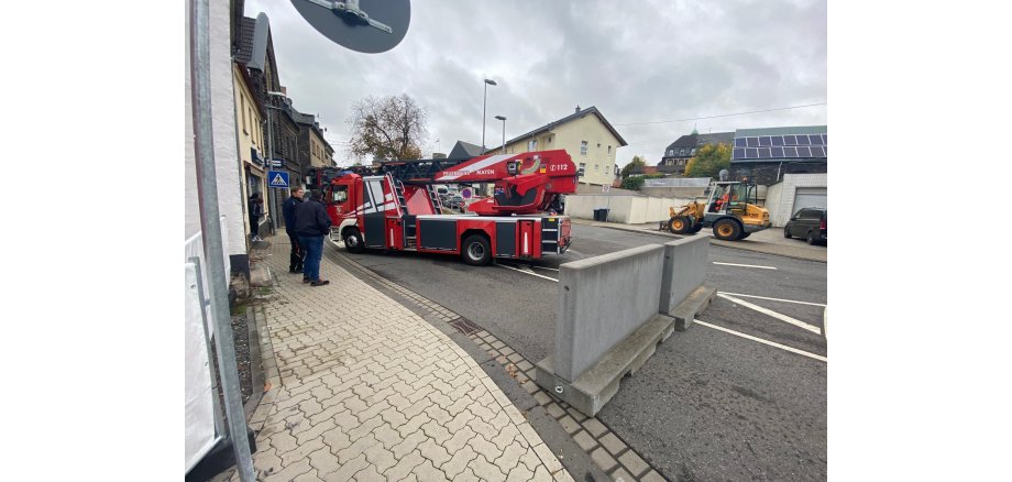 Die Durchfahrtsprobe mit der Drehleiter Feuerwehr für die Fahrbahnverschwenkung im Bereich Kelberger Str.