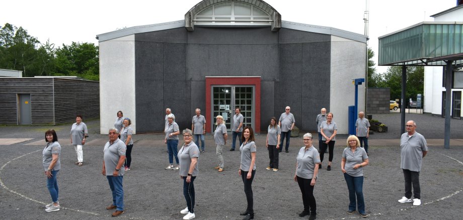 Museumsteam vor dem Eingang der Erlebniswelten Grubenfeld in Mayen 