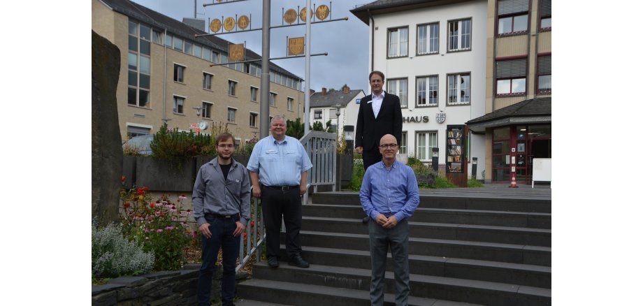 Oberbürgermeister Dirk Meid begrüßte den neuen Kollegen Christoph Kasper im Beisein von Büroleiter Christoph Buttner und Personalratsvorsitzenden Wolfgang Goeken und stehen mit Abstand auf der Treppe vor dem Eingang der Verwaltung.
