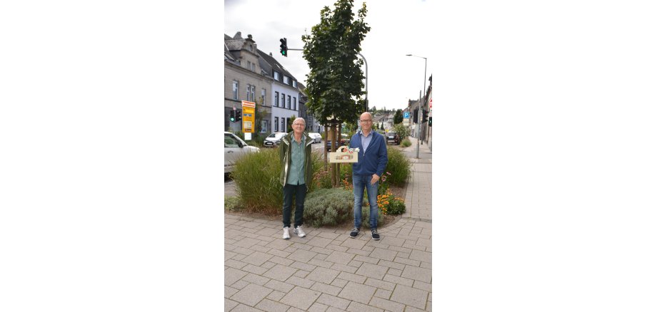 Oberbürgermeister Dirk Meid bedankt sich bei Trudel Bertram für die gute Beetpatenschaft am Habsburgring