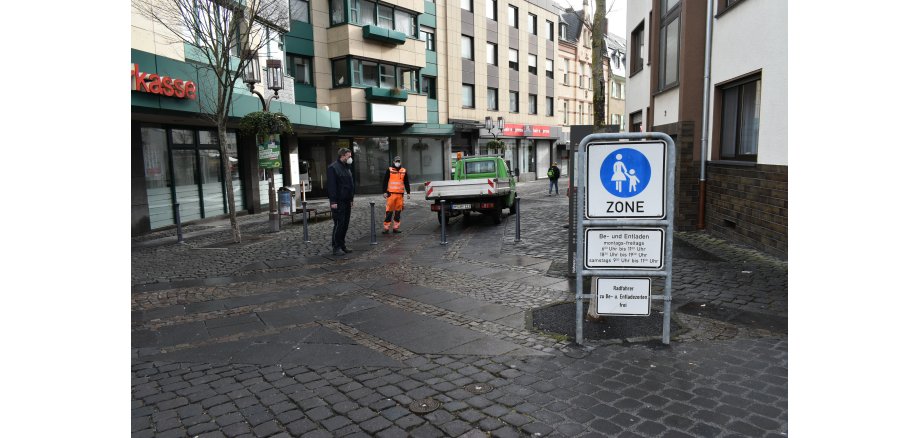 Fußgängerzone mit Spielstraßen-Zone Schild links auf dem Bild das Kreissparkassengebäude angeschnitten