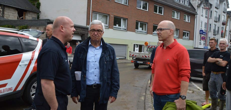 2.	Von links nach rechts: Wehrleiter Andreas Faber mit Innenminister Roger Lewentz und Oberbürgermeister Dirk Meid