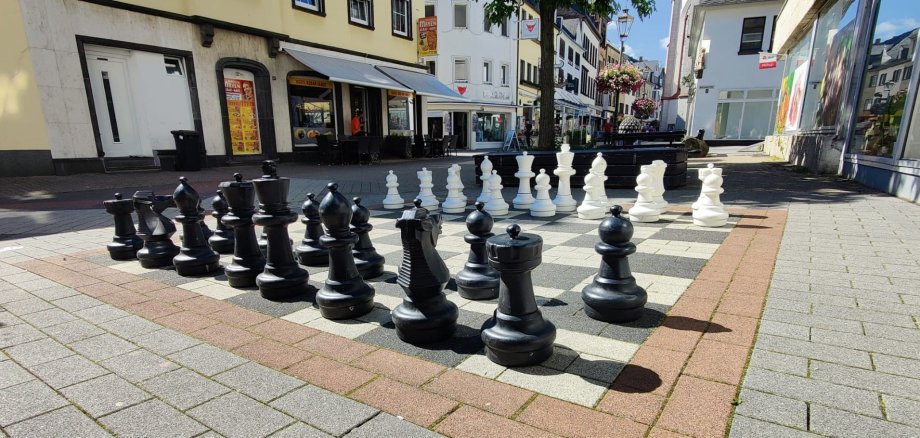 Ein großes Schachbrett auf dem Boden der Innenstadt.
