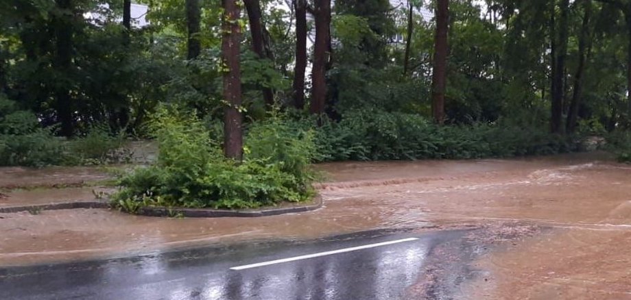 Eine überschwemmte Straße