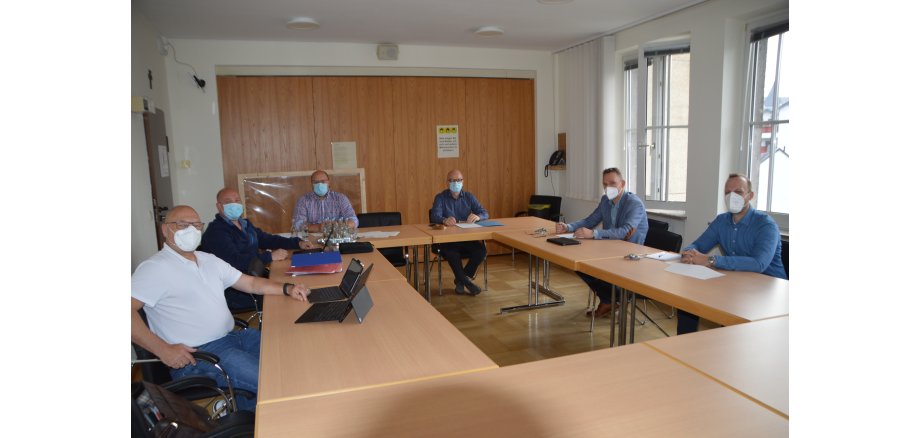 6 Personen im Beratungszimmer der Stadtverwaltung Mayen im Gespräch