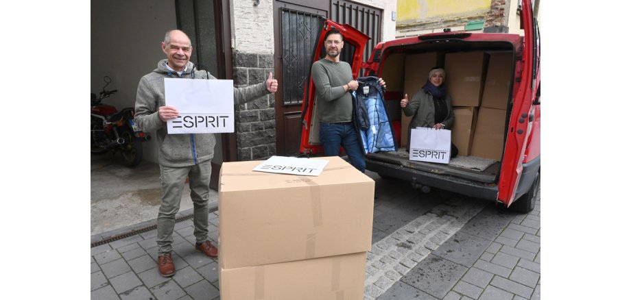 Streetworkerin Sarah Sondermann nimmt Spende des Bekleidungsgeschäftes Esprit entgegen