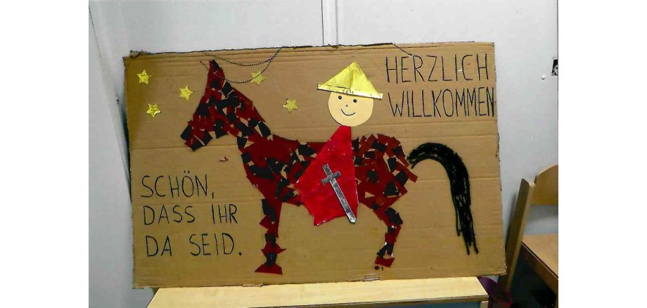 St. Martin Pferd auf Karton gemalt mit Herzlich Willkommen als Überschrift