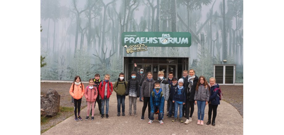 Viele Kinder stehen vor dem Praehistorium – Ein naturhistorisches Erlebnis-Museum