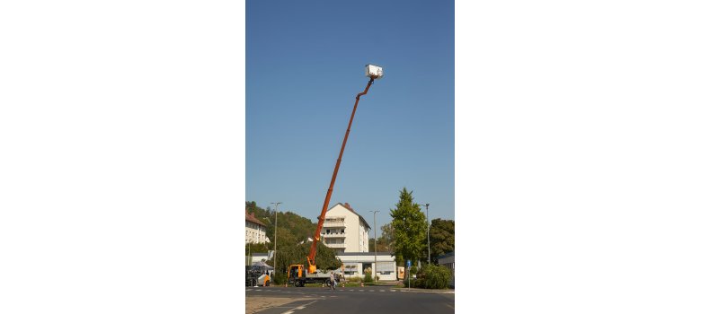 Hubsteiger  für die Instandsetzung der Straßenbeleuchtung in Mayen im Einsatz