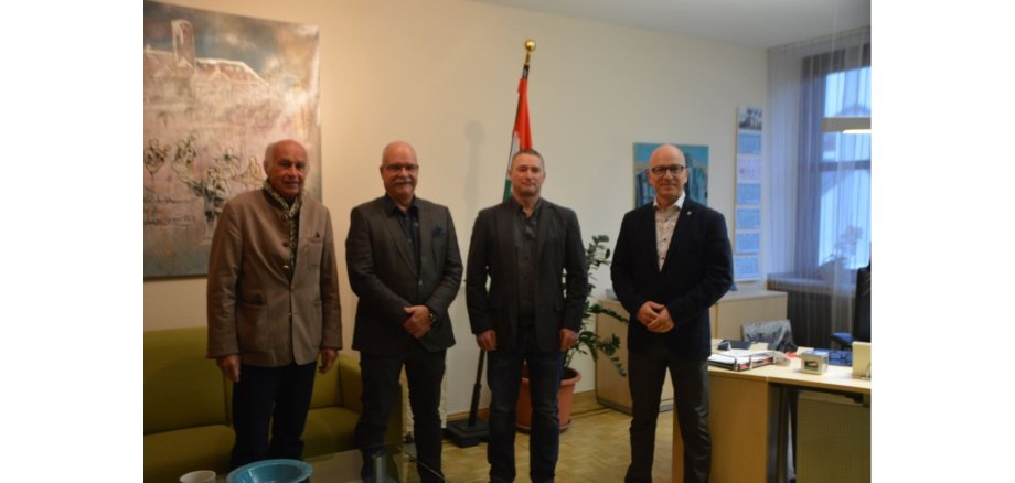 Bürgermeister Bernhard Mauel, Gerd Schlich, Frank Reicherts und Oberbürgermeister Dirk Meid stehen im Büro des Oberbürgermeisters 