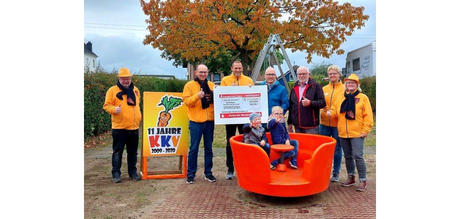 Oberbürgermeister Dik Meid und Ortsvorsteher Siegmar Stenner freuten sich mit dem Kürrenberger Karnevalvereins über das neue Kinderkarussell auf dem Kürrenberger Spielplatz
