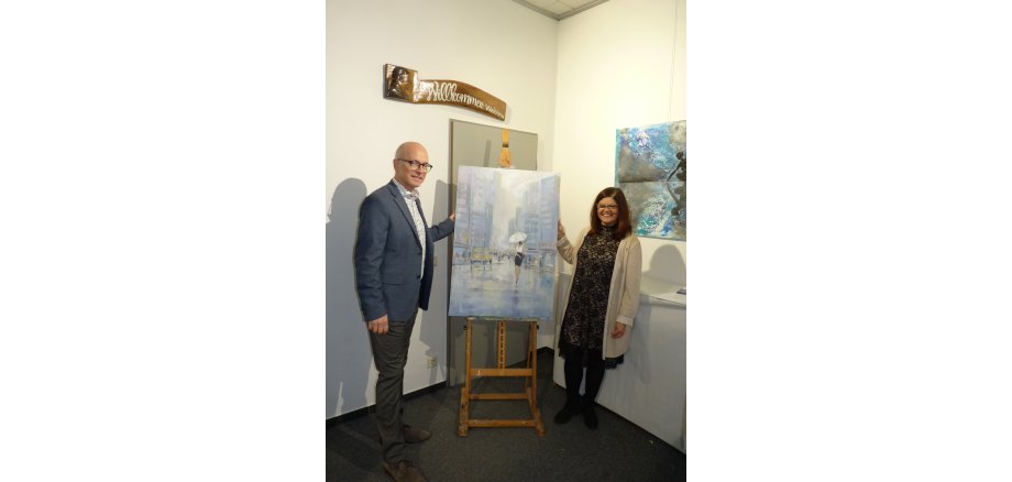 Oberbürgermeister Dirk Meid und die Künstlerin mit dem Werk "Lady with Umbrella", mit dem sie für das Jahr 2021 für den Palm Art Award nominiert wurde.