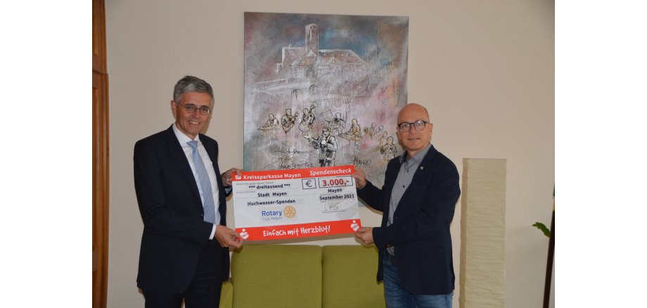 Vorstandsvorsitzender Karl Josef Esch der Kreissparkasse Mayen überreicht Oberbürgermeister Dirk Meid die Spende des Rotary Clubs für die Hochwasseropfer