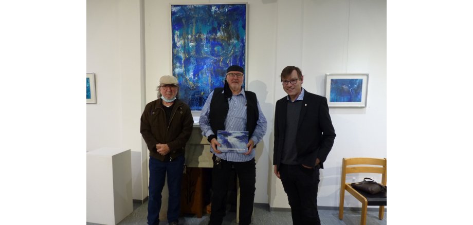 Heinrich Albert Ellner, Richard Frensch und Beigeordneter Thomas Schroeder  in der Stehbachgalerie vor Kunstwerk