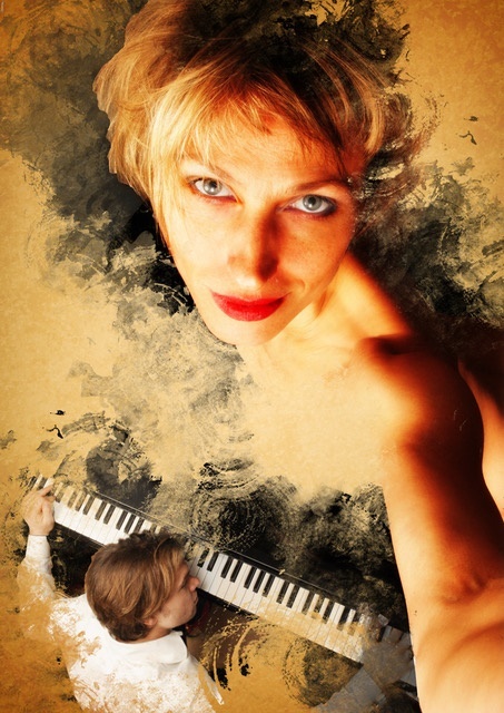 Mann am Piano und Frau die in die Kamera schaut