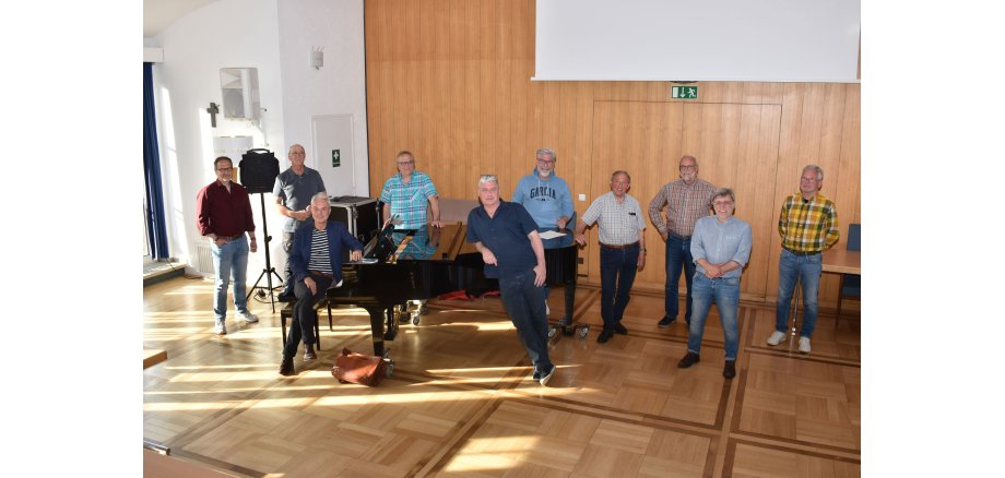 Chorleiter Andreas Barth Steinborn mit Mitgliedern des "Brigitte Bordeaux"-Männerchor im Sitzungssaal der Stadt Mayen