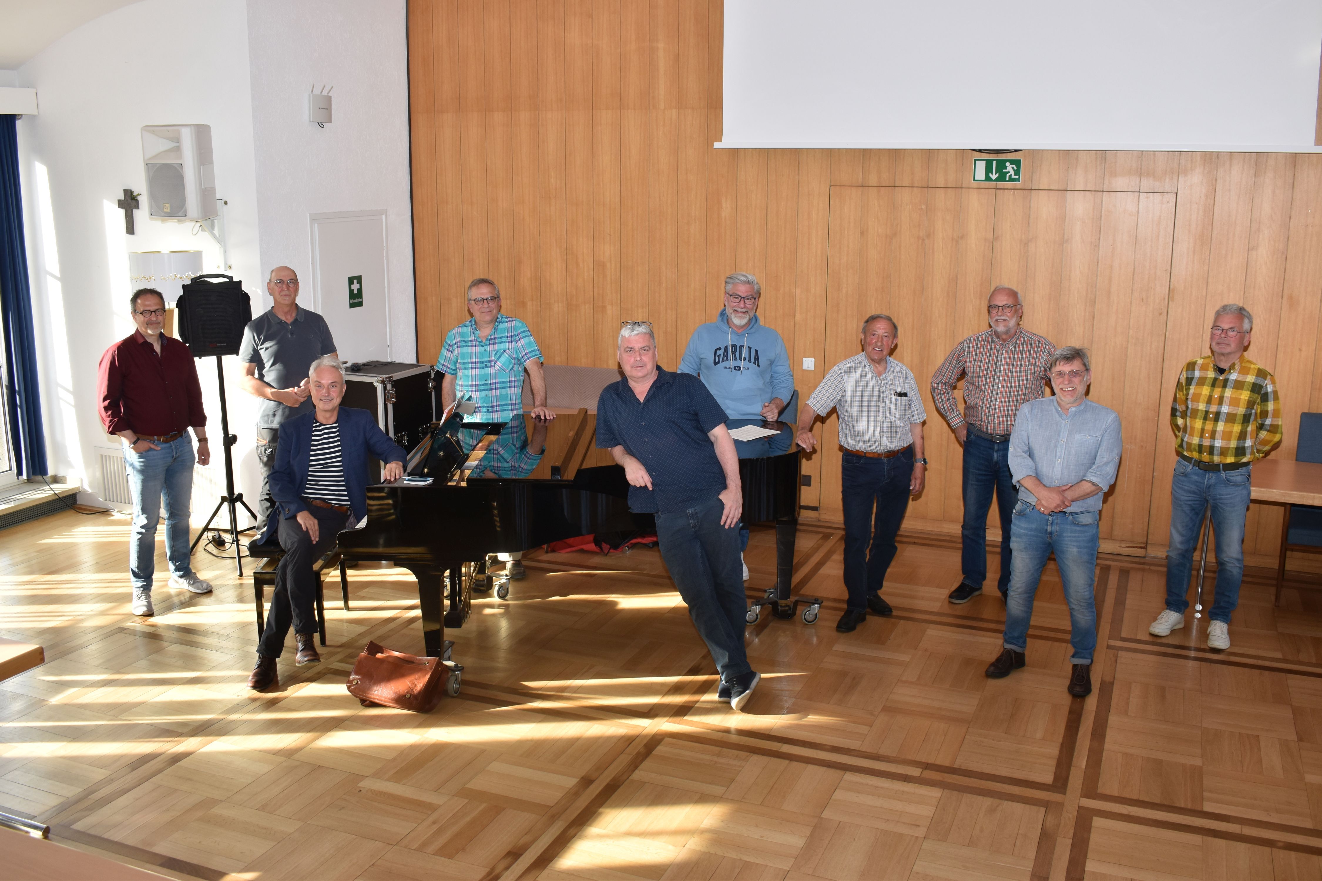 Chorleiter Andreas Barth Steinborn mit Mitgliedern des "Brigitte Bordeaux"-Männerchor im Sitzungssaal der Stadt Mayen