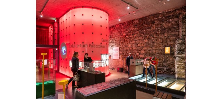 Eine Familie im Eifelmuseum