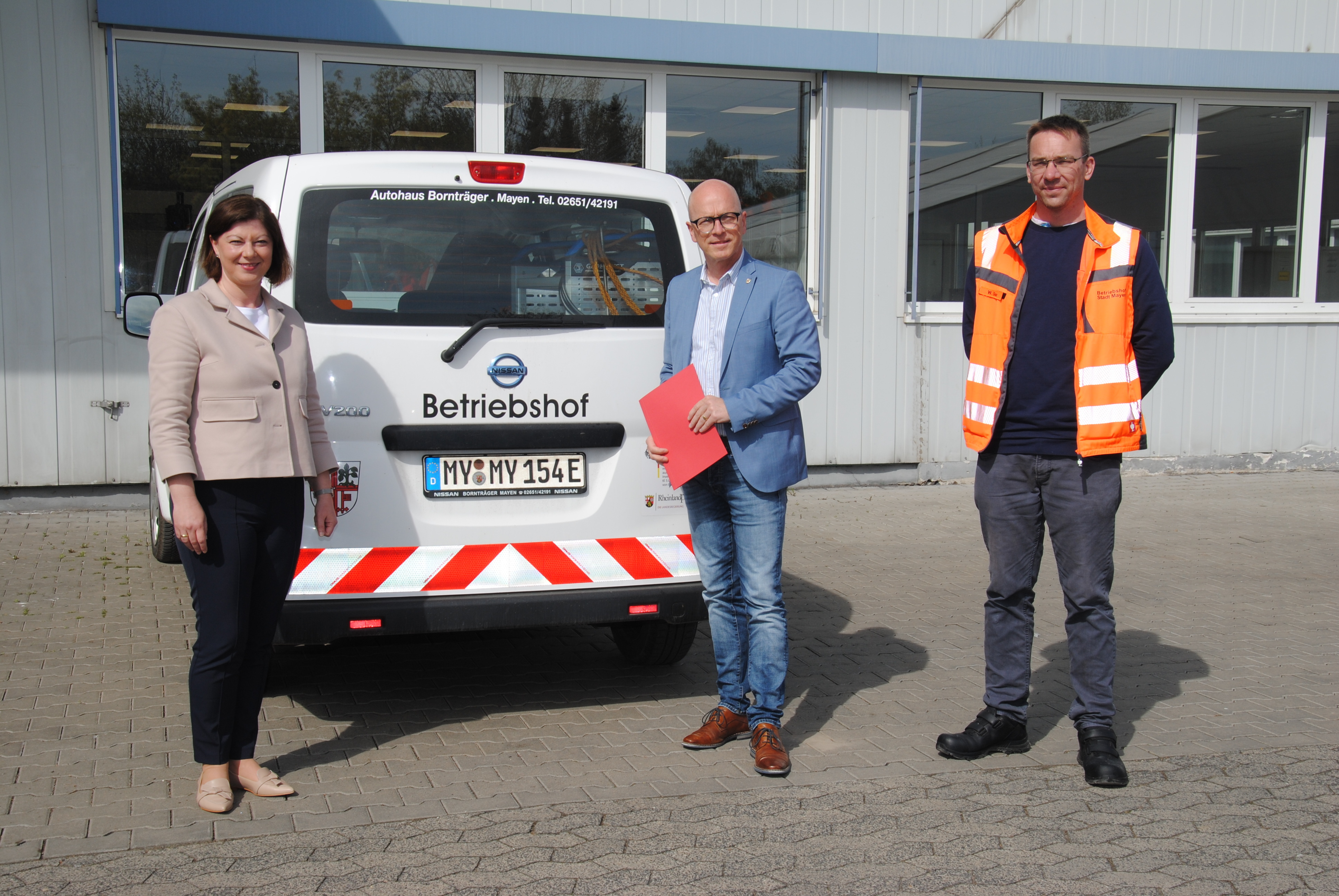 Staatssekretärin Nicole Steingaß, Oberbürgermeister Dirk Meid und Leiter des Betriebshofes Wolfgang Saur vor einem Wagen des Betriebshofes